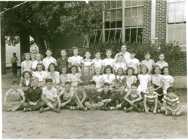 WEST UNIVERSITY 5TH GRADE --1949
FRONT ROW(LEFT TO RIGHT)KENNY?, SAM OLSON, MARK HENDERSON, JIMMY COX, BUBBA LIPSCOMB, WAYNE DUNLAP, BERT GOLDEN, --, GERALD GIBBS, JOHN WEST, JAY EARNSHAW
MIDDLE ROW-- KAY ADKINS, ANN CLARK, GLORIA GRIMES, DELORIS MASON,